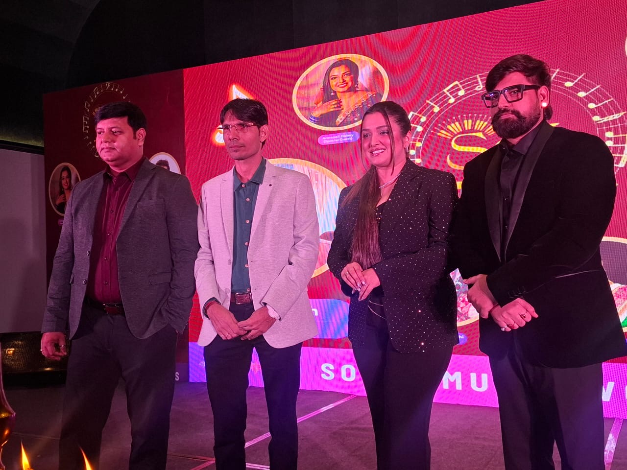 पटना में “सोल्फा म्यूजिक वर्ल्ड” के उद्घाटन में पहुंचे राकेश मिश्रा और अम्रपाली दुबे।